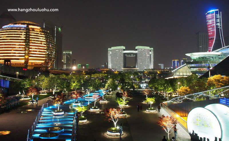 從城市陽臺往市民中心望去，這夜景真漂亮！